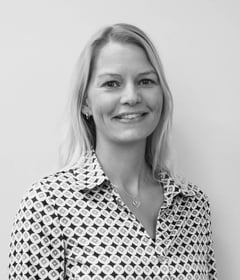 Lena Marie Valland, Account Manager hos Byggfakta. Hun smiler vennlig og er iført en mønstret skjorte. Bildet er tatt i svart-hvitt.