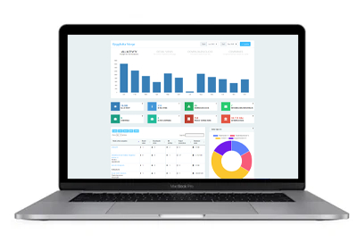 Bildet viser en bærbar datamaskin med et åpent dashboard som presenterer analyser fra Produktfakta Analytics. Skjermen viser grafer og diagrammer som gir innsikt i forskjellige statistikker og data, relatert til bygg- og anleggsbransjen.