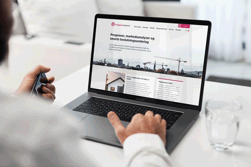 En person surfer på Prognosesenteret sine nettsider på en datamaskin.